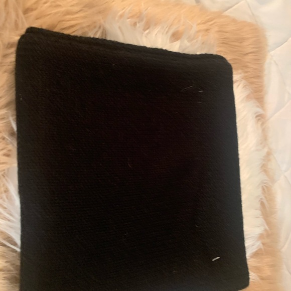 MICHAEL KORS HAT AND SCARF SET. - Picture 5 of 5